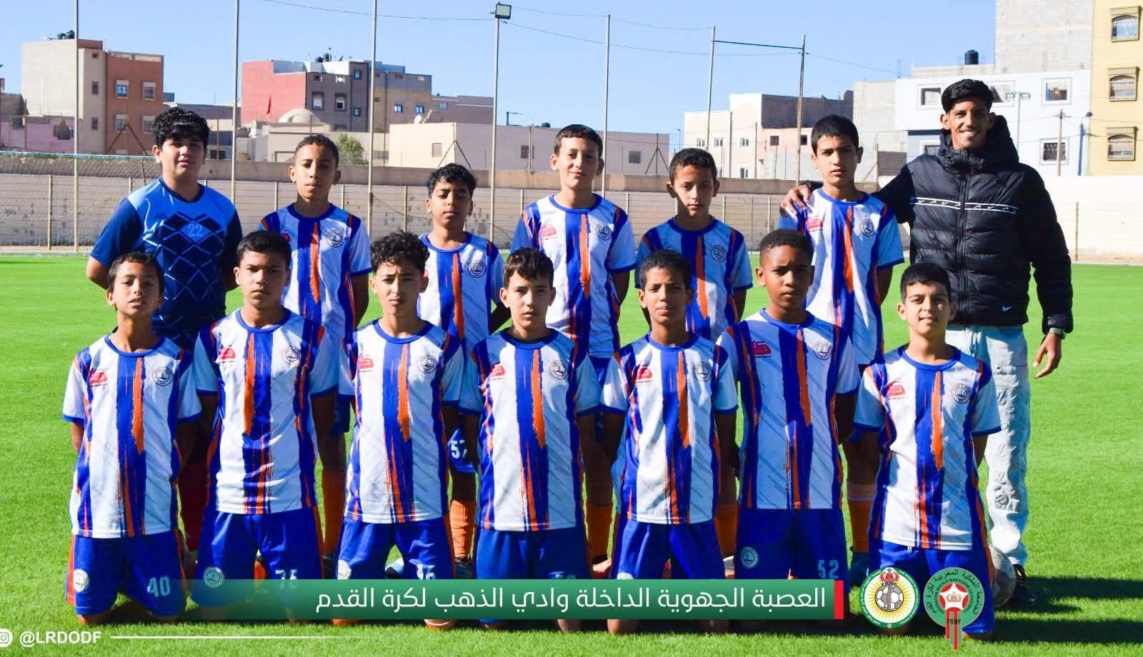لاعبو أشبال الوحدة على ملعب كرة القدم